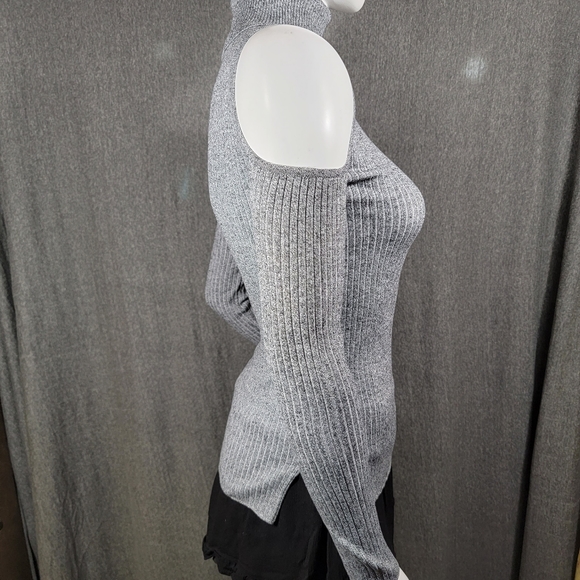 ๐ค Black Cold Sholder Top by Maze Collection - Picture 4 of 5